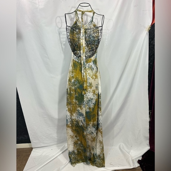 Chic Floral Maxi Dress in Green and Cream - Picture 5 of 9